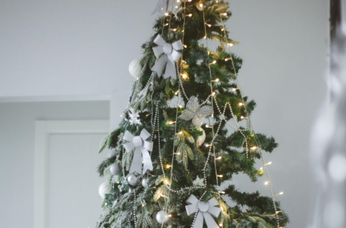 5 Benefits of Choosing Artificial Christmas Wreaths and Garlands for Your Home Décor